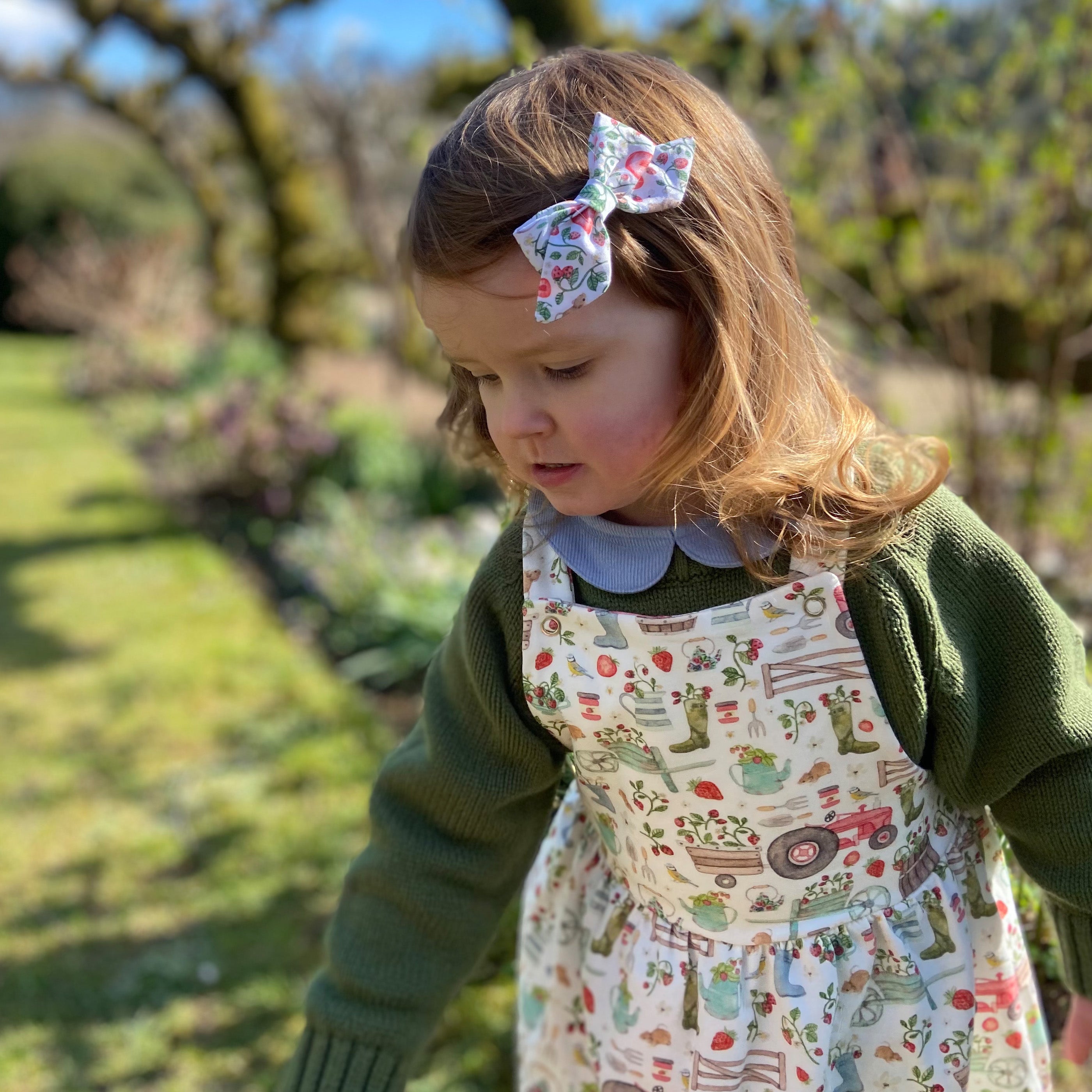Ditsy Strawberry white - Hair Bow