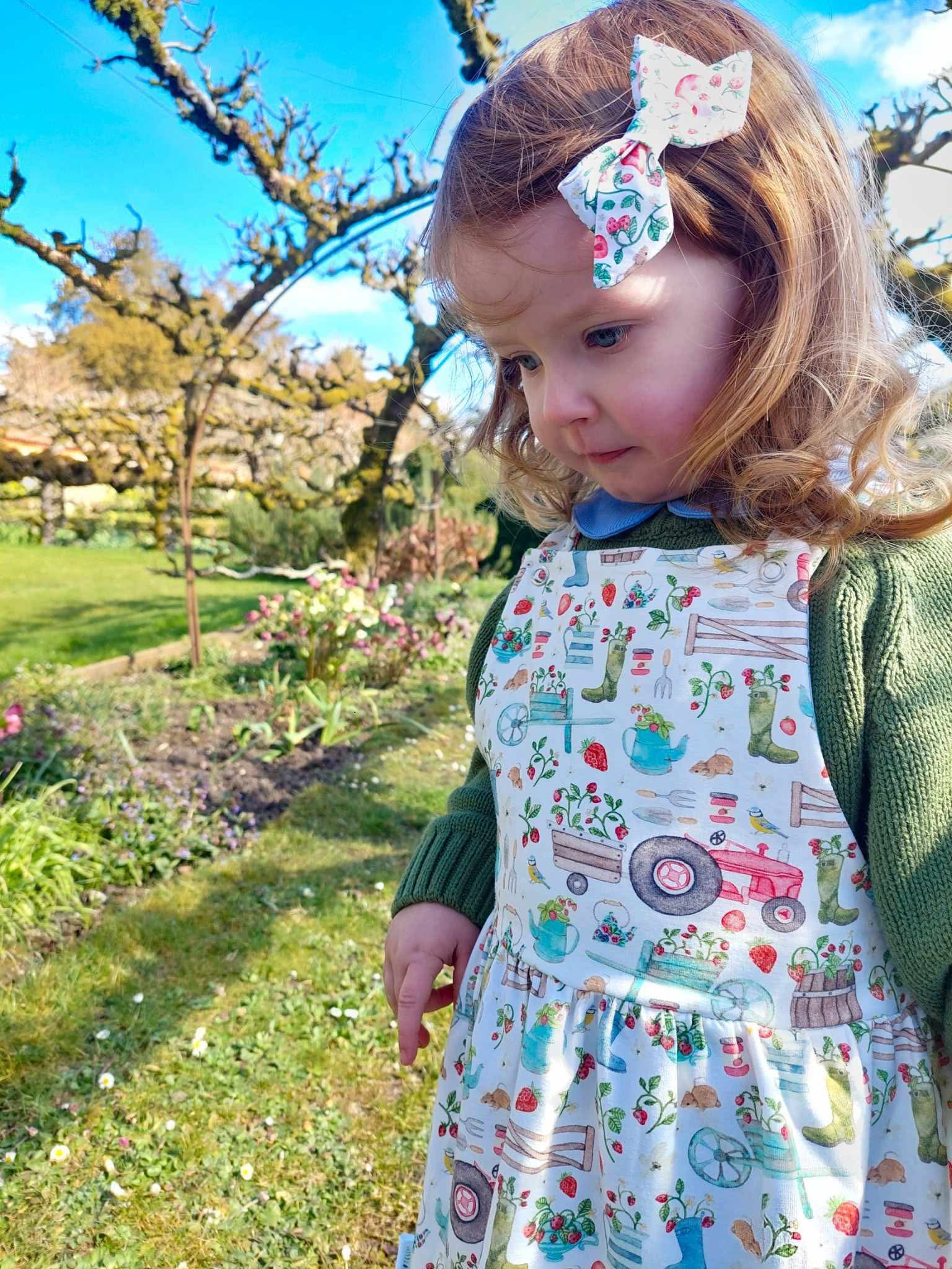 Ditsy Strawberry white - Hair Bow