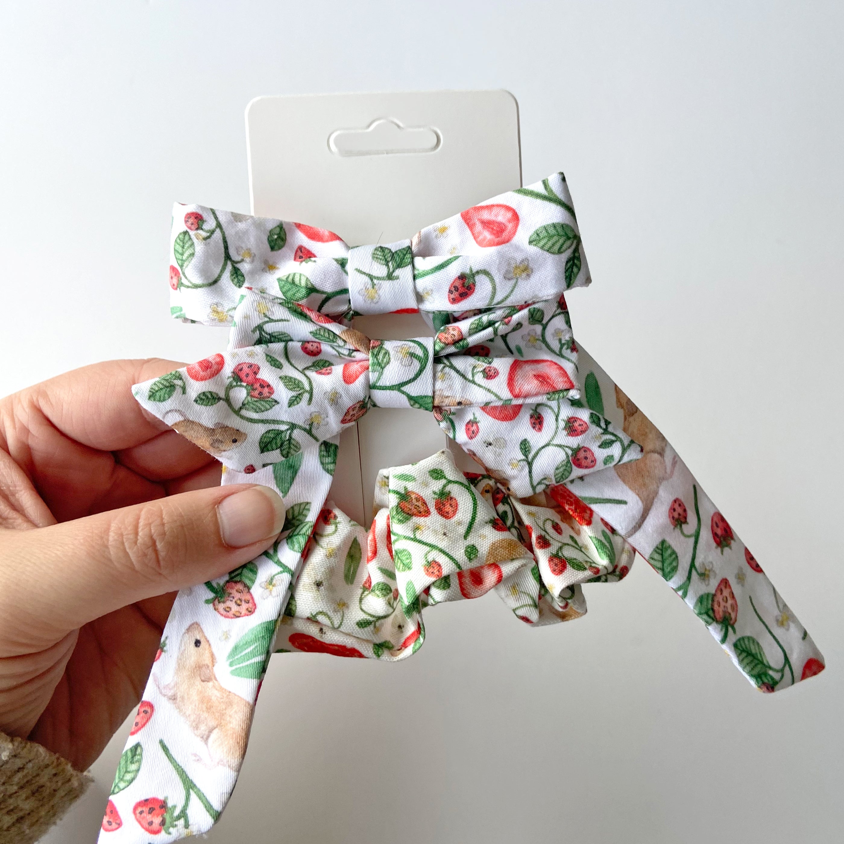 Ditsy Strawberry white - Hair Bow
