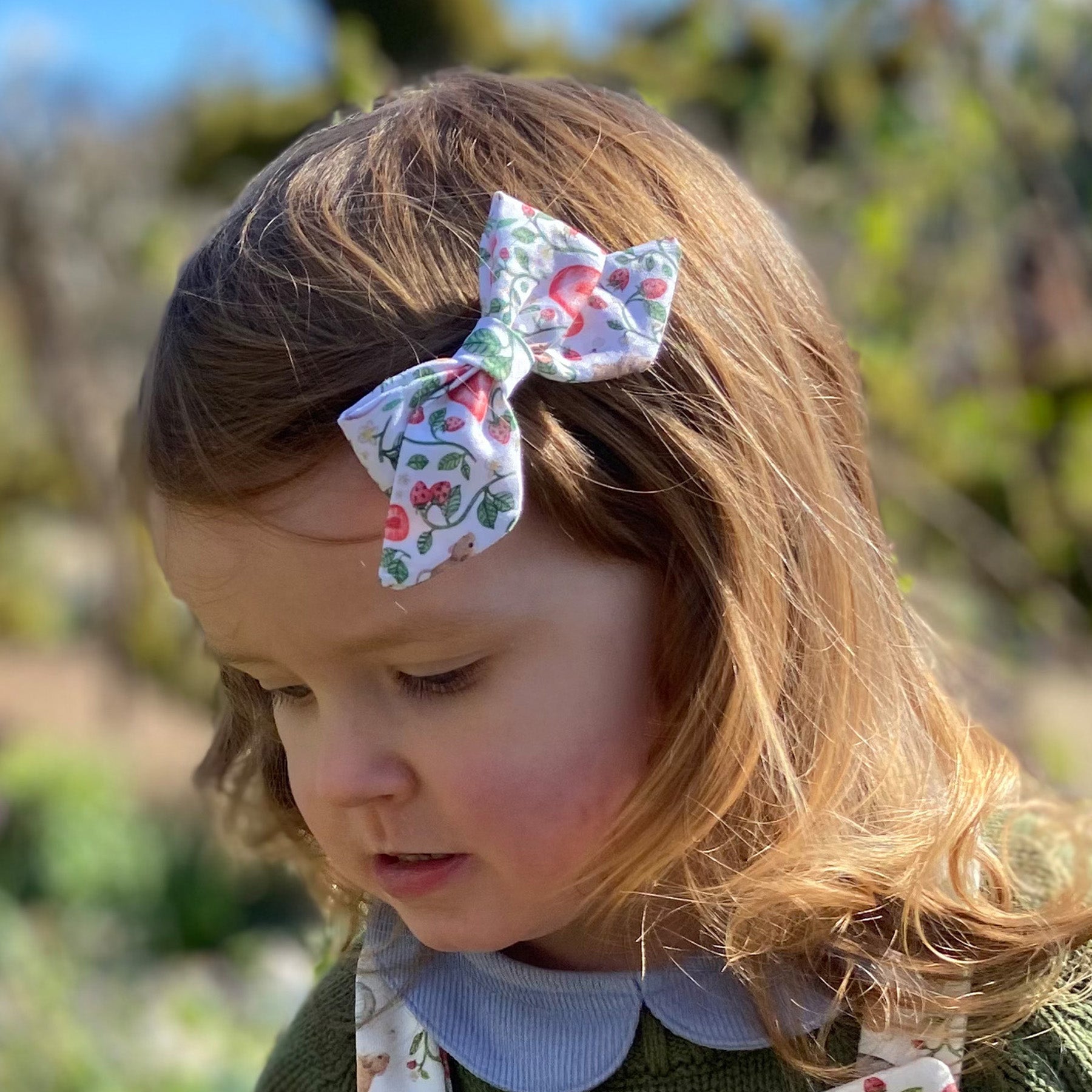 Ditsy Strawberry white - Hair Bow