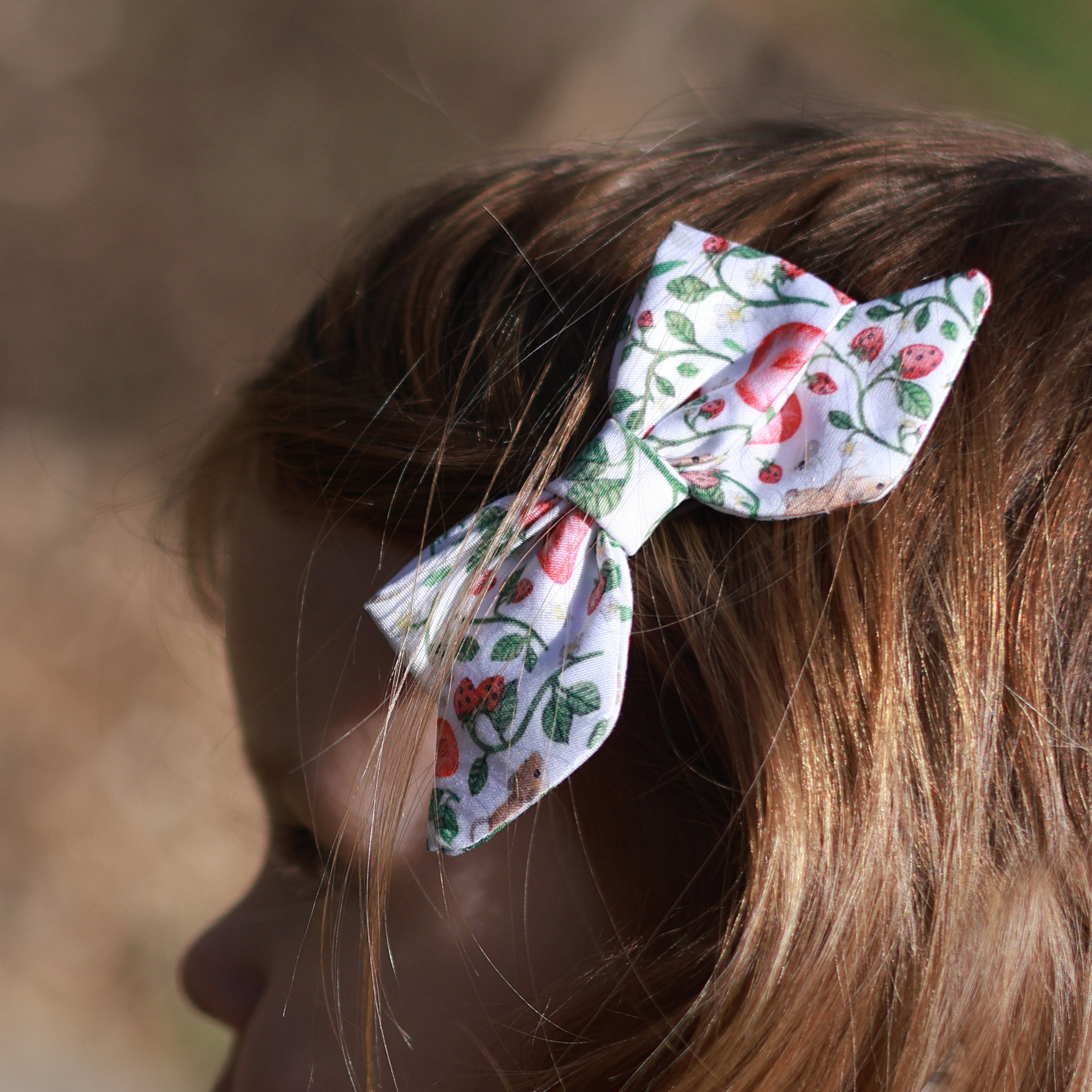 Ditsy Strawberry white - Hair Bow
